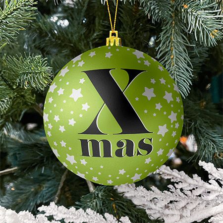 Preview mockup small christmas ball ornament on tree free mockup psd